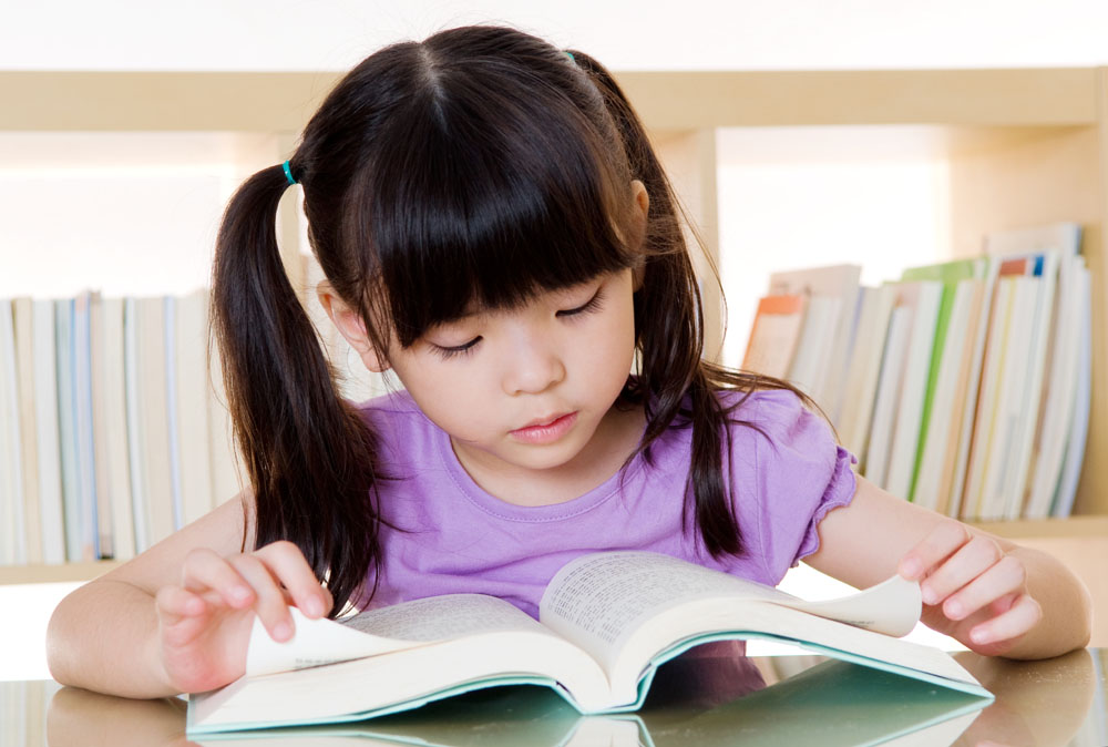 孩子看書離得近，這是近視嗎？