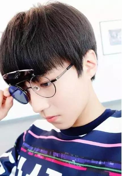 鹿晗李易峰楊洋張藝興，愛豆“眼鏡殺”誰更好看？
